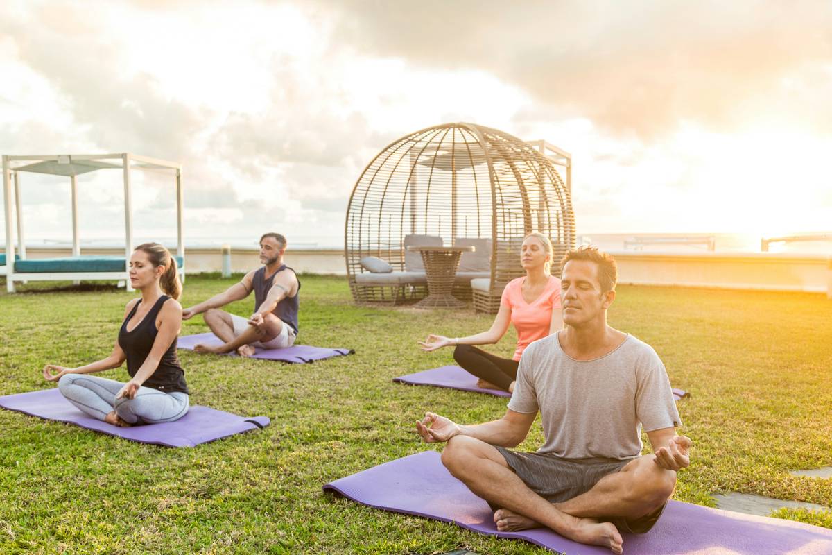 Infographic showing bacterial colonies on unwashed yoga mats vs. cleaned mats after 7 days