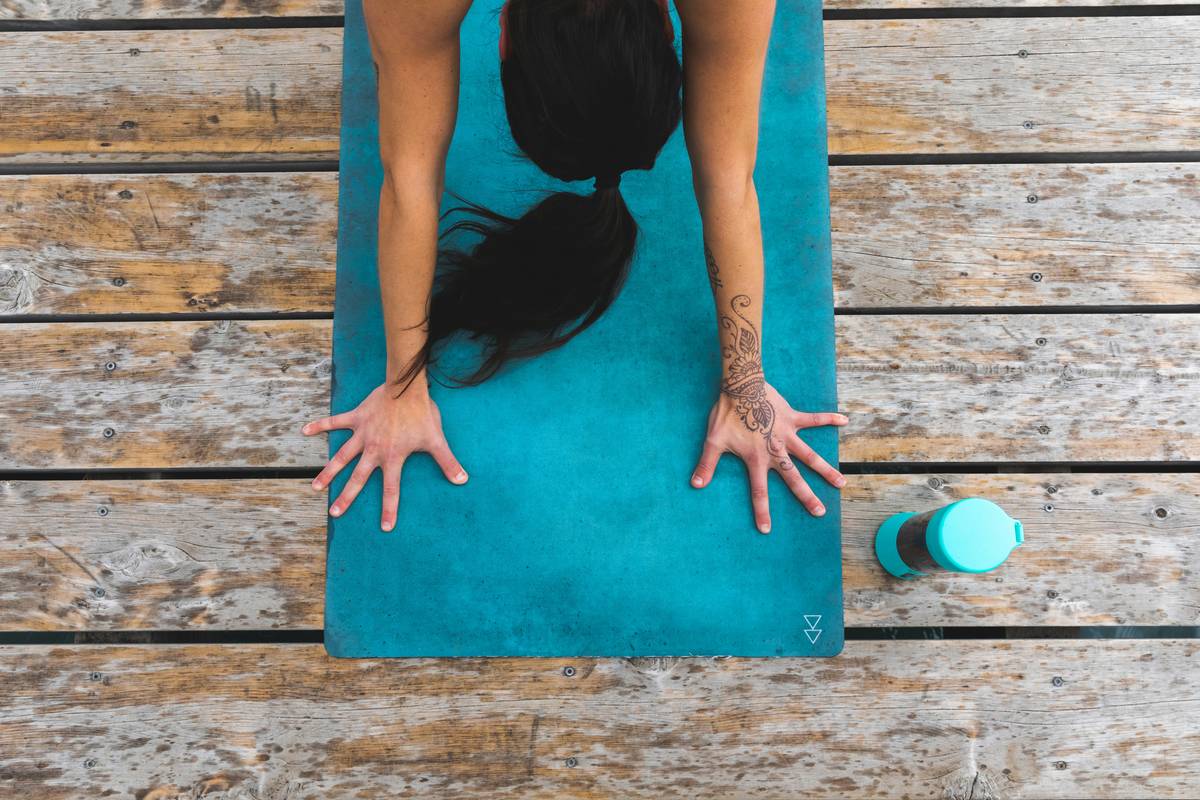 Infographic showing bacteria types found on yoga mats: Staphylococcus aureus, E. coli, Candida albicans, and mold spores. Includes stats from 2021 IJERPH study.